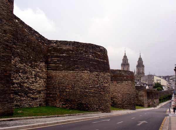 Una vista típica de Lugo. Las flechas de la catedral asoman sobre la muralla de Lugo.  guiarte.com