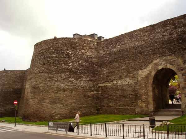Las murallas romanas de Lugo proporcionan rincones agradables. guiarte.com