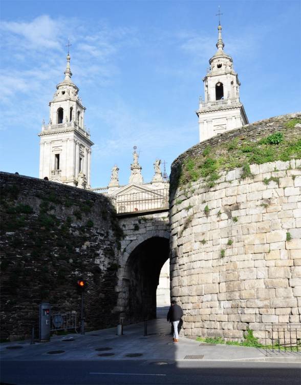 Las torres catedralicias emergen sobre la Puerta de Santiago de la muralla lucense. Imagen de Guiarte.com