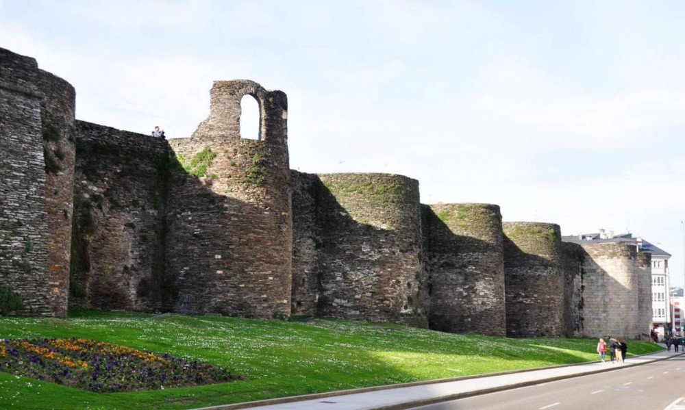 La muralla es el elemento identificador de la ciudad de Lugo. Imagen de Guiarte.com