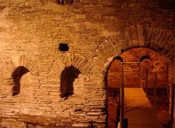 En Lugo, aún perduran los restos de los baños termales romanos, a la orilla del Miño. Guiarte.com