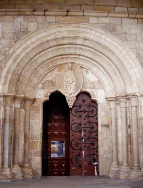 La catedral de Lugo presenta diversos estilos. la bella puerta Norte, románica. guiarte.com