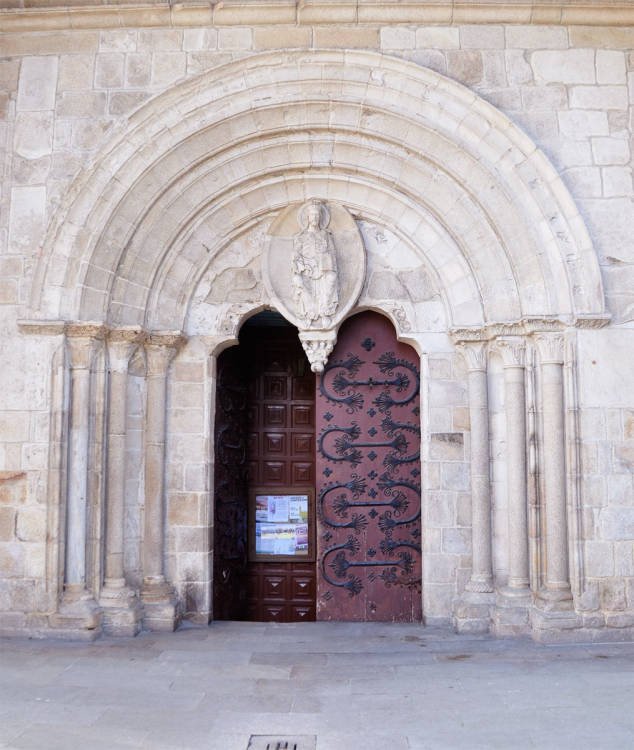 La magnífica puerta Norte de la catedral de Lugo, románica. Guiarte.com