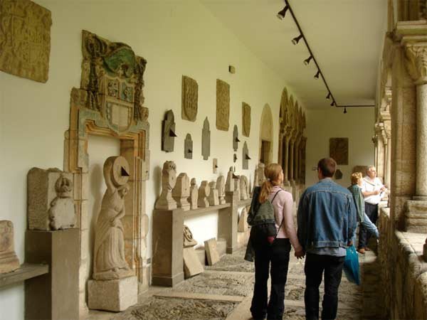 Visitantes contemplan piezas del Museo Provincial de Lugo. guiarte.com