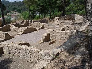 A tres kilómetros de la ciudad se halla esta antiguo yacimiento arqueológico.
