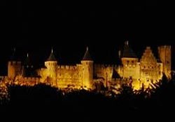 Imagen nocturna de esta fortaleza del siglo XII. guiarte.com. Copyright