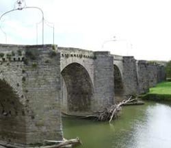 El viejo puente sobre el Aude. guiarte.com. Copyright