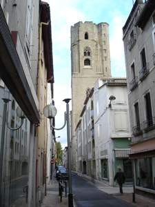 La mole de la torre de san Vicente sobresale sobre los tejados de la Bastida. guiarte.com. copyright