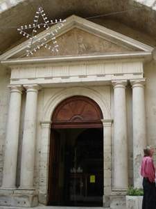 Una de las puertas del principal templo local. guiarte.com. copyright