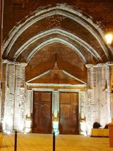 Puerta de estilo provenzal, de la transición del románico al gótico. guiarte.com. Copyright