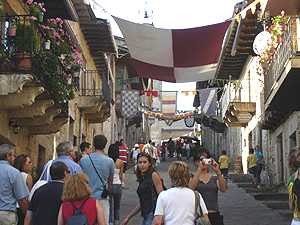 Alegría y tradicion en las calles de Puebla, en las jornadas medievales de agosto. guiarte.com. Copyright