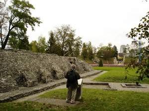 Junto al podio, a su derecha, se pueden ver las ruinas de otros pequeños templos galos. guiarte.com. Copyright