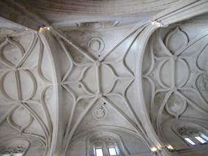 La bella techumbre de la nave central de la iglesia del Salvador es del gótico final. guiarte.com