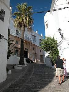 La empinada calle, por la que se accede ante la Casa de Cultura, un cason solariego del XVII. guiarte. com