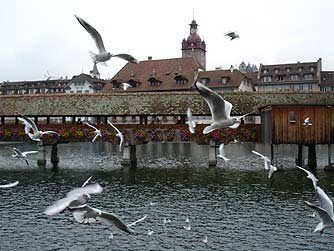 Los puentes sobre el cauce del naciente Reuss dan un atractivo especial a la ciudad suiza. guiarte.com
