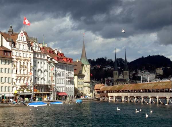 Paisaje, puentes, iglesias y ricas casas burguesas dan un aire especial a Lucerna. Guiarte.com. Copyright