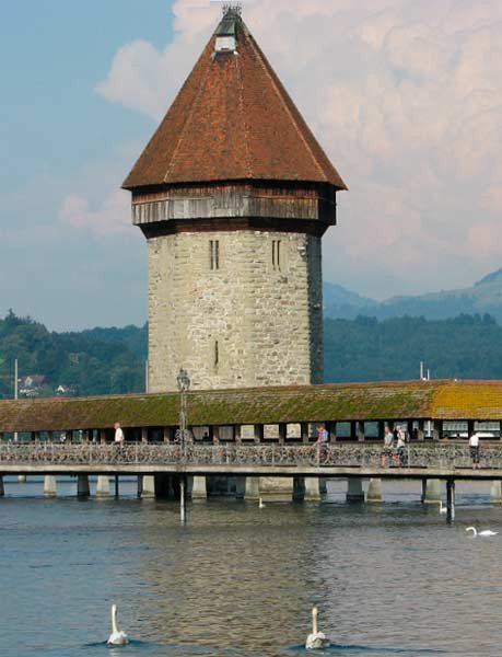 En medio del Kapelburcke de Lucerna, puente de La Capilla, se halla la Wasserturm o torre del Agua. Guiarte.com. Copyright