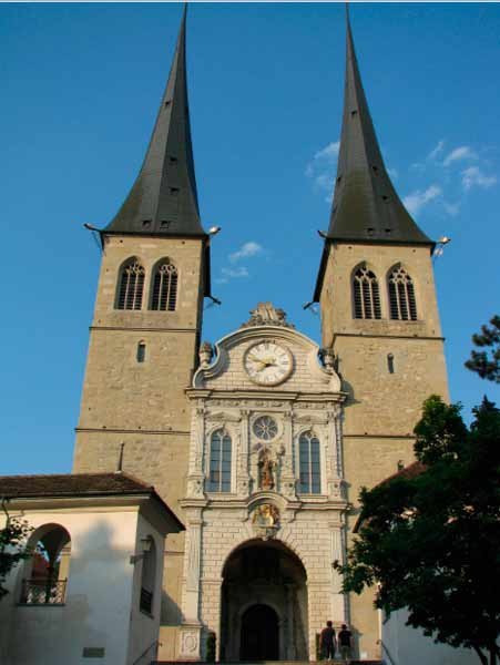 La Hofkirche o de san Leodegardo y san Mauricio, en Lucerna. Guiarte.com. Copiright