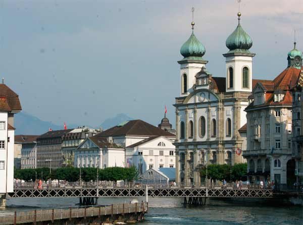La Jesuitenkirche o iglesia de los Jesuitas, del siglo XVII, preside una de las riveras del Reuss.guiarte.com. Copyright