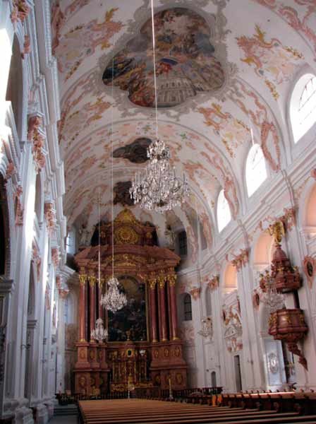 Interior barroco de la Jesuitenkirche o iglesia de los Jesuitas, de Lucerna. Guiarte.com. Copyright