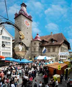 El ayuntamiento de Lucerna; la fachada que da al Kornmarkt. Imagen Turismo de Lucerna/www.luzern.com/
