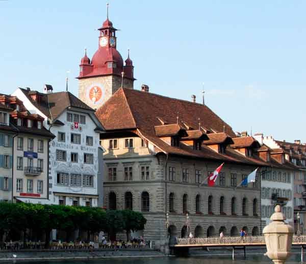 El ayuntamiento de Lucerna, asomado al Reuss. Guiarte.com/Copyright