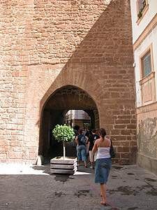 Vieja puerta medieval, cerca del Ayuntamiento. guiarte.com. Copyright