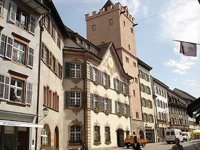 El Ayuntamiento, con su torre medieval y al lado el museo Friktaler. guiarte.com. Copyrighy