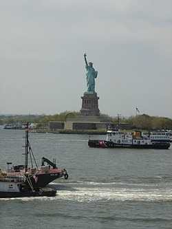 La estatua de La Libertad, sobre el islote Liberty Island, presidiendo el tráfico de barcos. guiarte,com