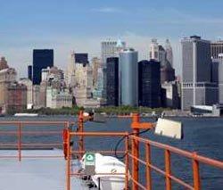 Desde el barco que nos lleva a Staten Island, se tienen magníficas vistas de Lower Manhattan. Guiarte.com.