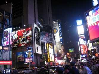 Colorido publicitario en Times Square. guiarte.com