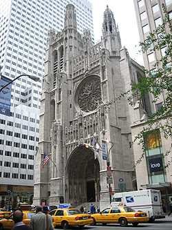 Nueva York es una soprresa permanente.  Imagen de iglesia neogótica en la Quinta Avenida