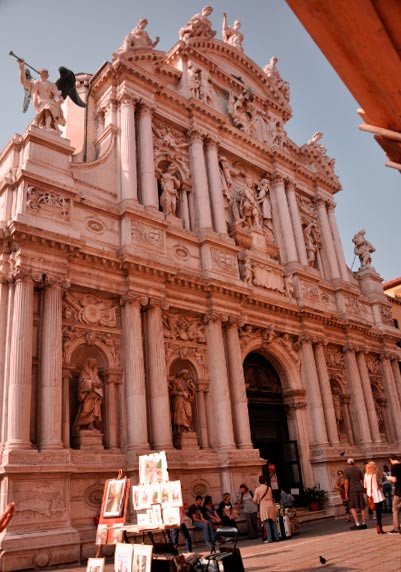 Magnífica fachada de mármol de los Carmelitas Descalzos de Venecia, de Giussepe Sardi- Fotografía de Beatriz Alvarez