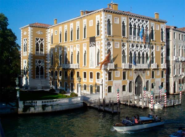 Palacio Cavalli-Franchetti, a la orilla del Canal. guiarte.com