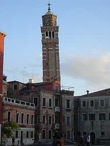 La torre de san Stefano, nos recuerda la de Pisa, por su inclinación. guiarte.com