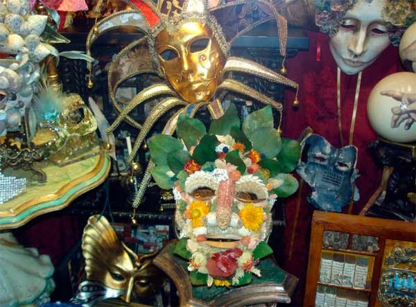 Las máscaras son un elemento común en la vida de Venecia. guiarte.com
