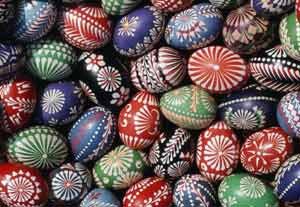Los checos decoran estos dias su vida diaria con pintorescos huevos de Pascua
