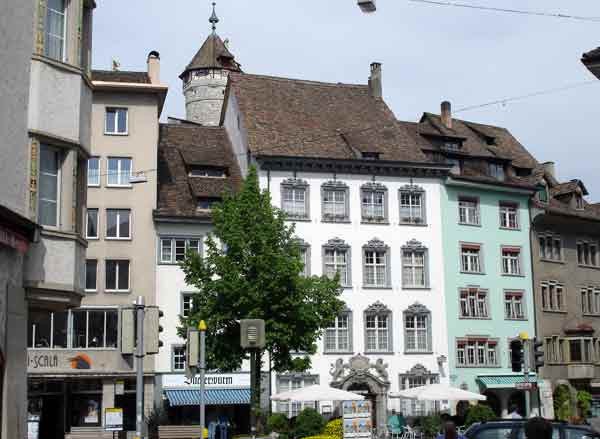 Sobre los tejados de Schafhausen aparece la silueta puntiaguda de la torre de Munot. Foto Guiarte Copyright