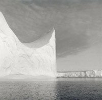 Iceberg 31, Bahía de Disko, Groenlandia, 2000. Gelatina de plata virada al oro. Lynn Davis.
