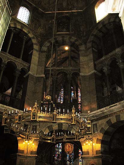 Catedral de Aquisgrán. Interior del octógono que data de la época carolingia. Guiarte Copyright