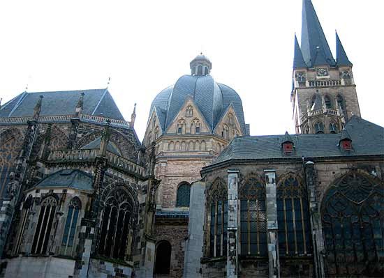 La heterogénea catedral de Aquisgrán es el centro de interés de la ciudad, en medio del casco antiguo. Guiarte.com