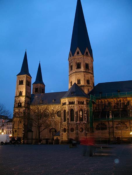 La imagen de la colegiata medieval de Bonn, al atardecer. guiarte.com. Copyright.