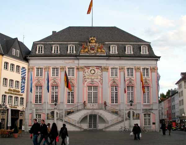 El bello ayuntamiento de Bonn, de aire rococó. guiarte.com. Copyright.