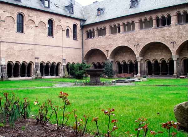 El severo y recio claustro del gran templo medieval de Bonn. guiarte.com. Copyright.