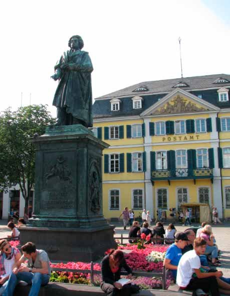 La estatua de Beethoven preside la vida urbana de Bonn. Guiarte.com. Copyright.