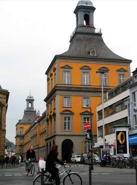 El edificio de la Residencia de los Electores, en Bonn; ahora Universidad. Guiarte.com. Copyright