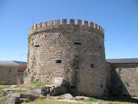 La poderosa torre almenada del castillo de Magalia, en las Navas del Marques. Guiarte Copyright