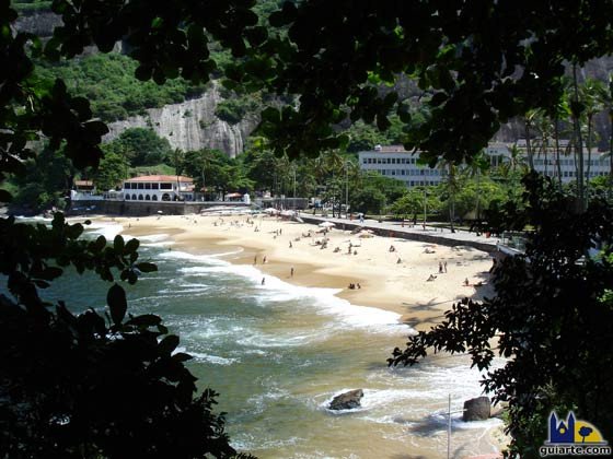 Playa Roja (Praia Vermelha) de Rio de Janeiro, una playa local y poco conocida ubicada en el tranquilo barrio de Urca donde también se encuentra el famoso Pan de Azucar.