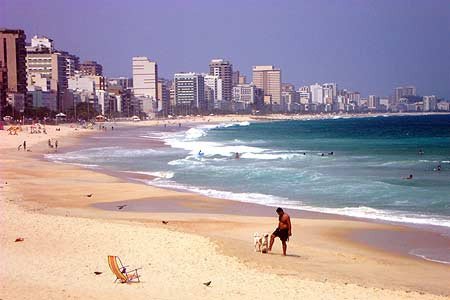 Visual panorámico de la playa de Copacabana.