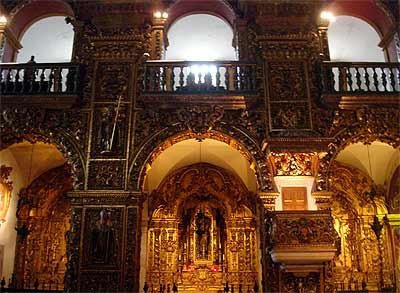 Ricos decorados barrocos del interior de la iglesia de Monserrat.